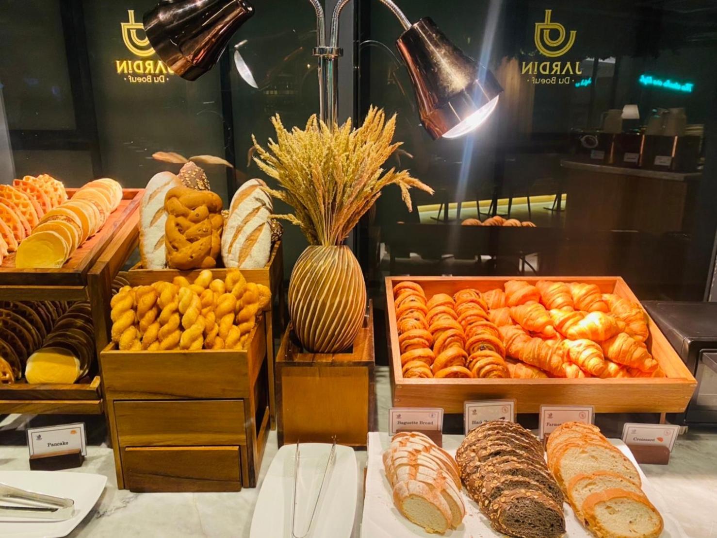 Somerset Rama 9 Bangkok Exteriör bild Bread and pastry at a buffet