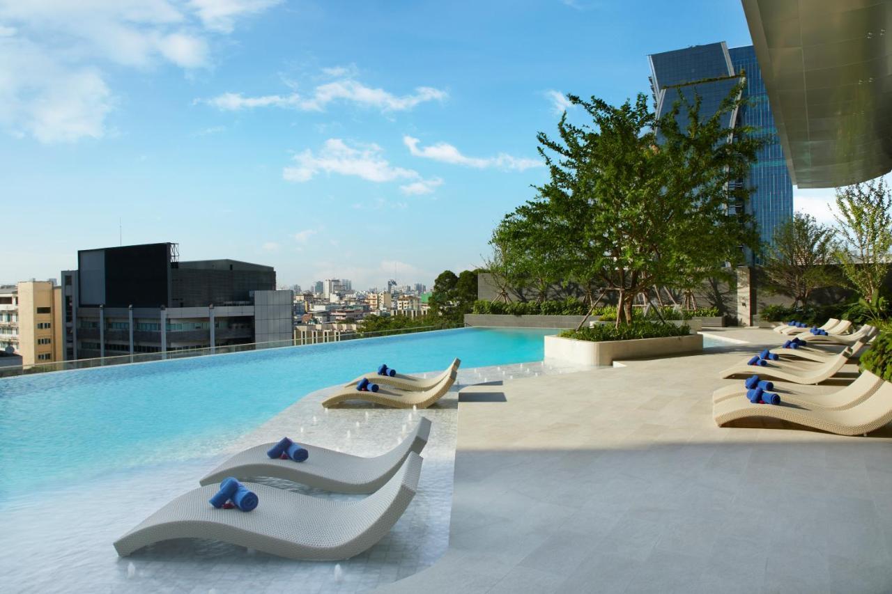 Somerset Rama 9 Bangkok Exteriör bild The pool at the 1018